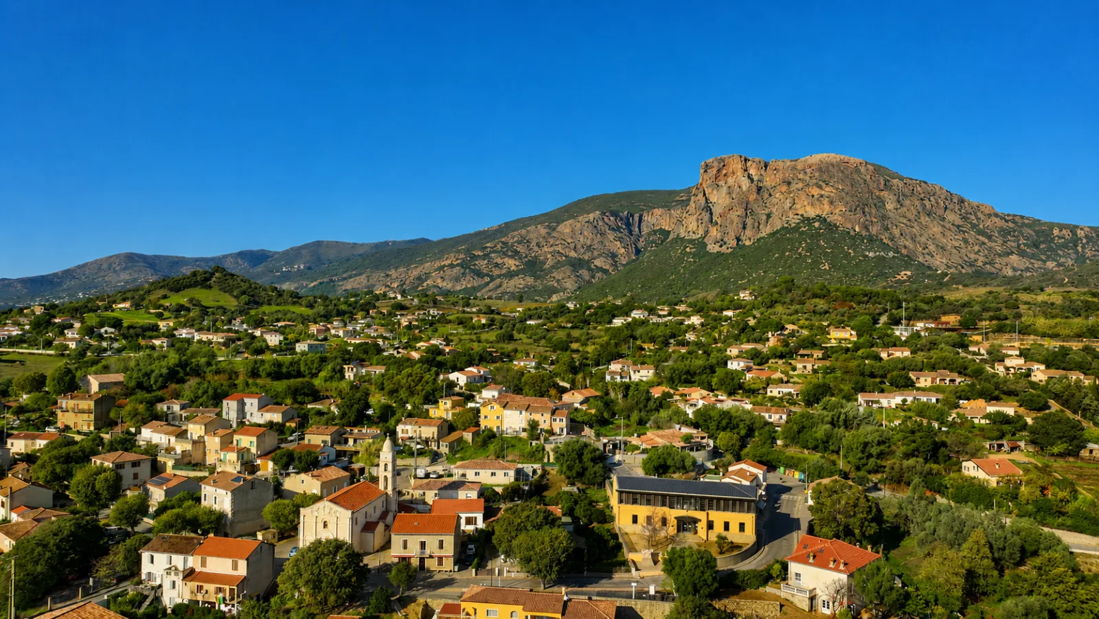 Afa au pied d'une barre rocheuse — un village de l'arrière-pays ajaccien gagné par le pavillonnaire, sur socle granitique