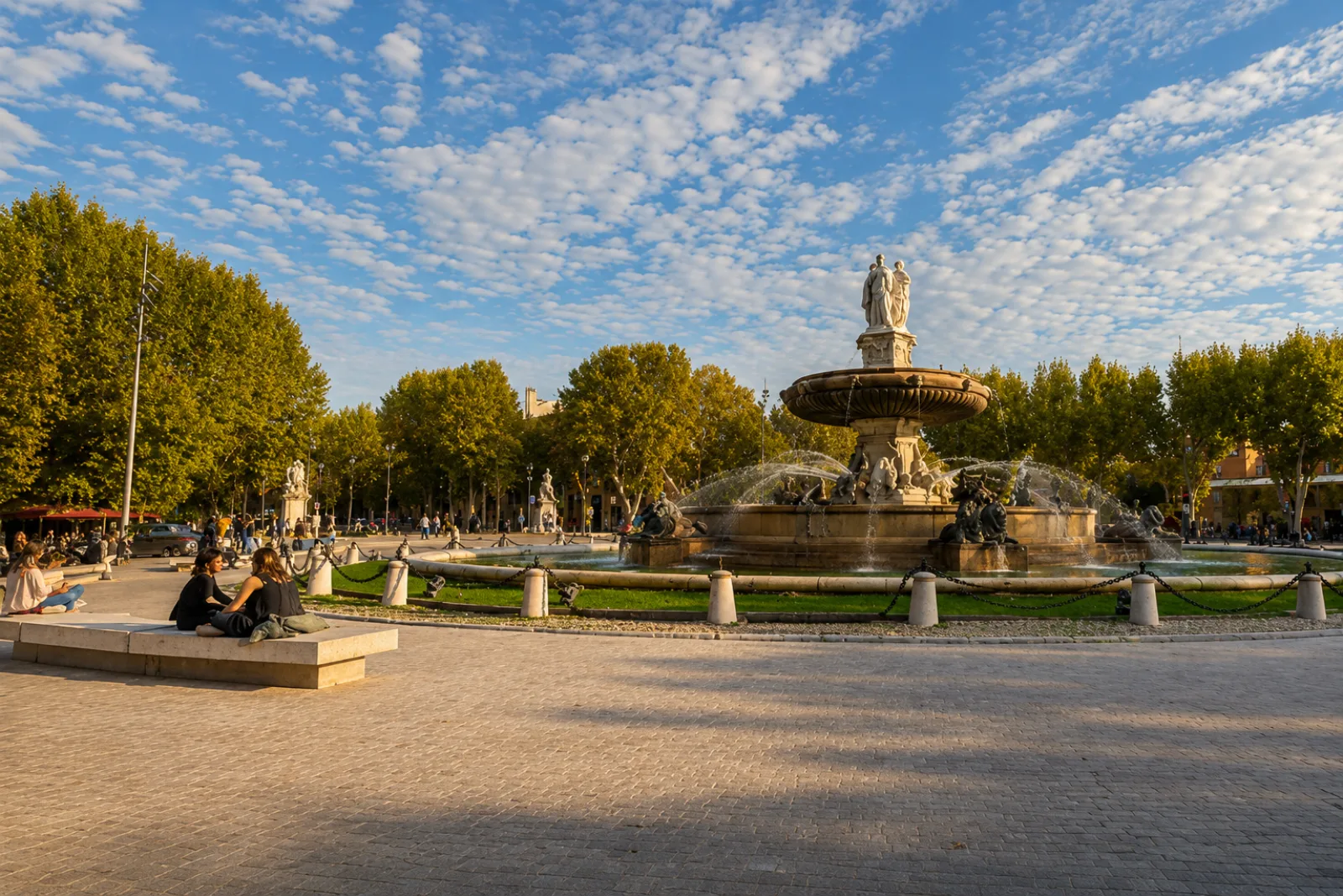 La fontaine de la Rotonde à Aix-en-Provence — l'entrée du cours Mirabeau, dans une ville d'eaux dont les sources chaudes remontent depuis les calcaires