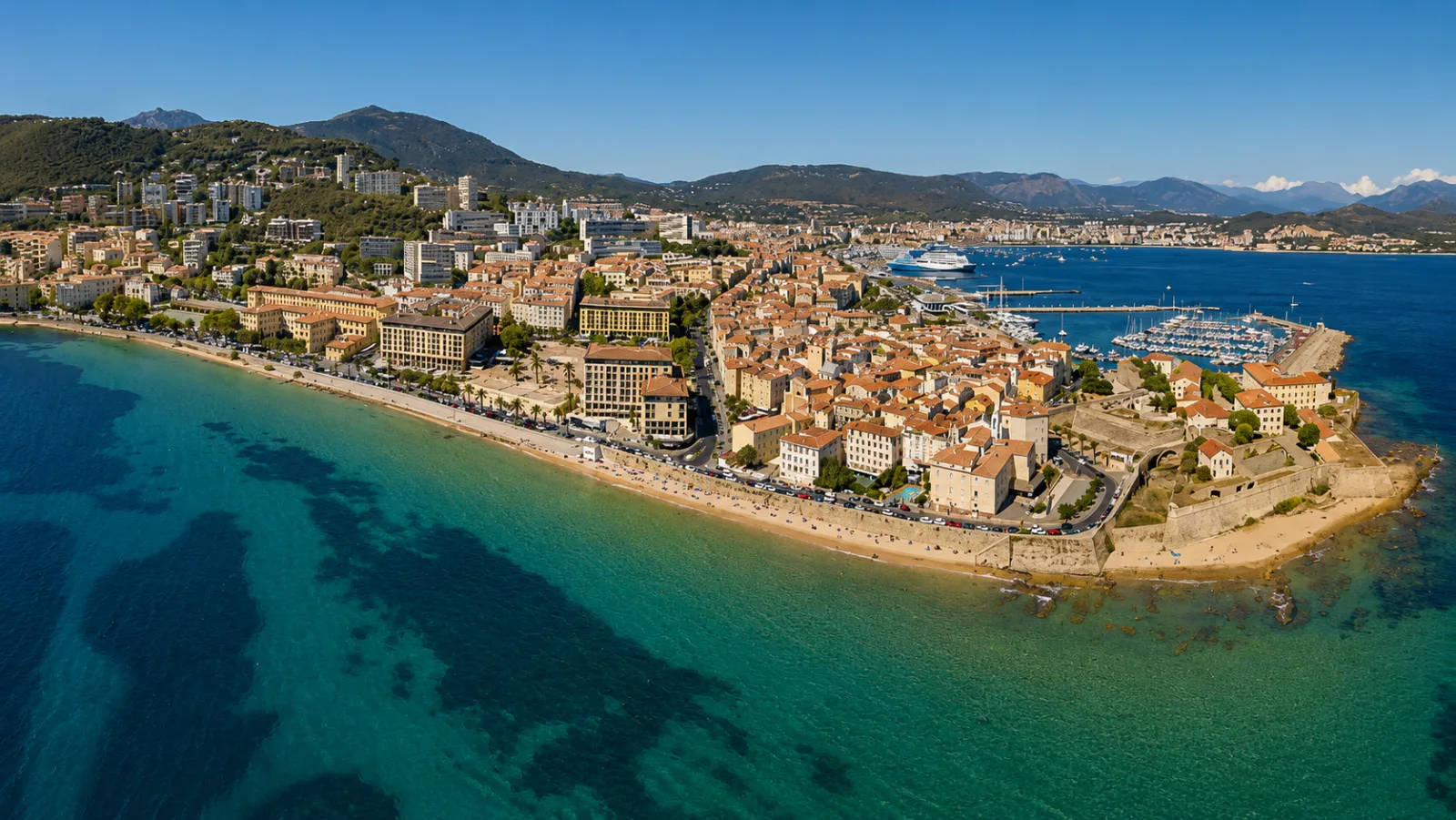 Ajaccio vue du ciel — la citadelle sur sa pointe, la vieille ville et la plage Saint-François, au fond d'un golfe cerné de montagnes