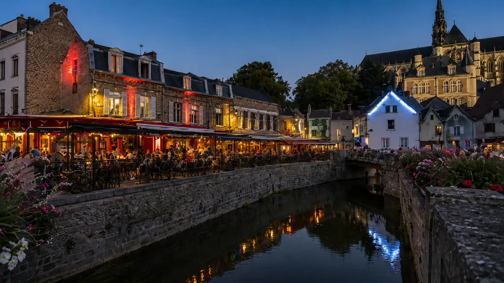 Le quartier Saint-Leu au fil de l'eau et la cathédrale d'Amiens illuminée — un bâti ancien posé sur les terrains humides du val de Somme