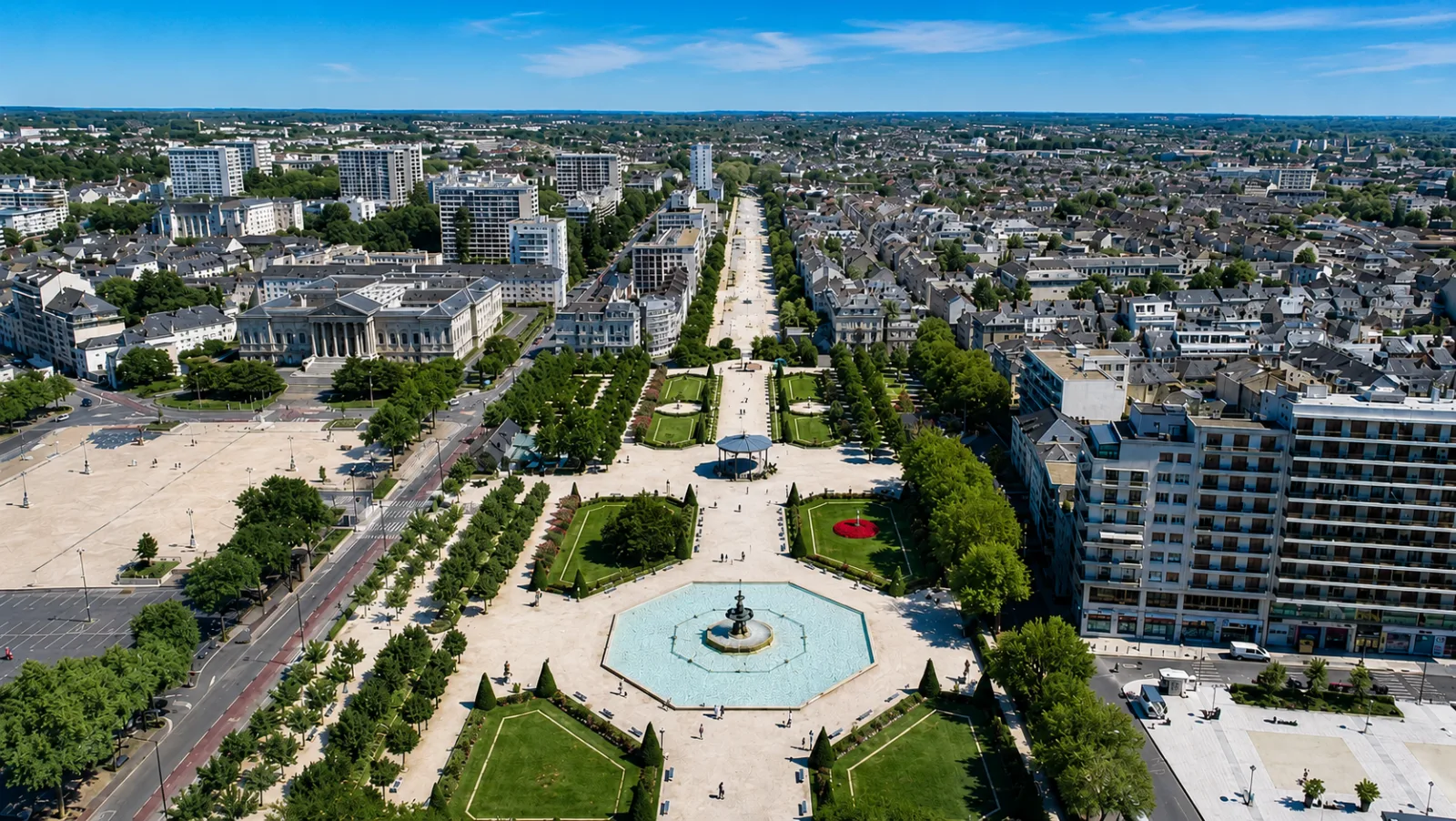 Le jardin du Mail et sa fontaine vus d'en haut — Angers déployée sur les schistes du val angevin, entre Maine et coteaux