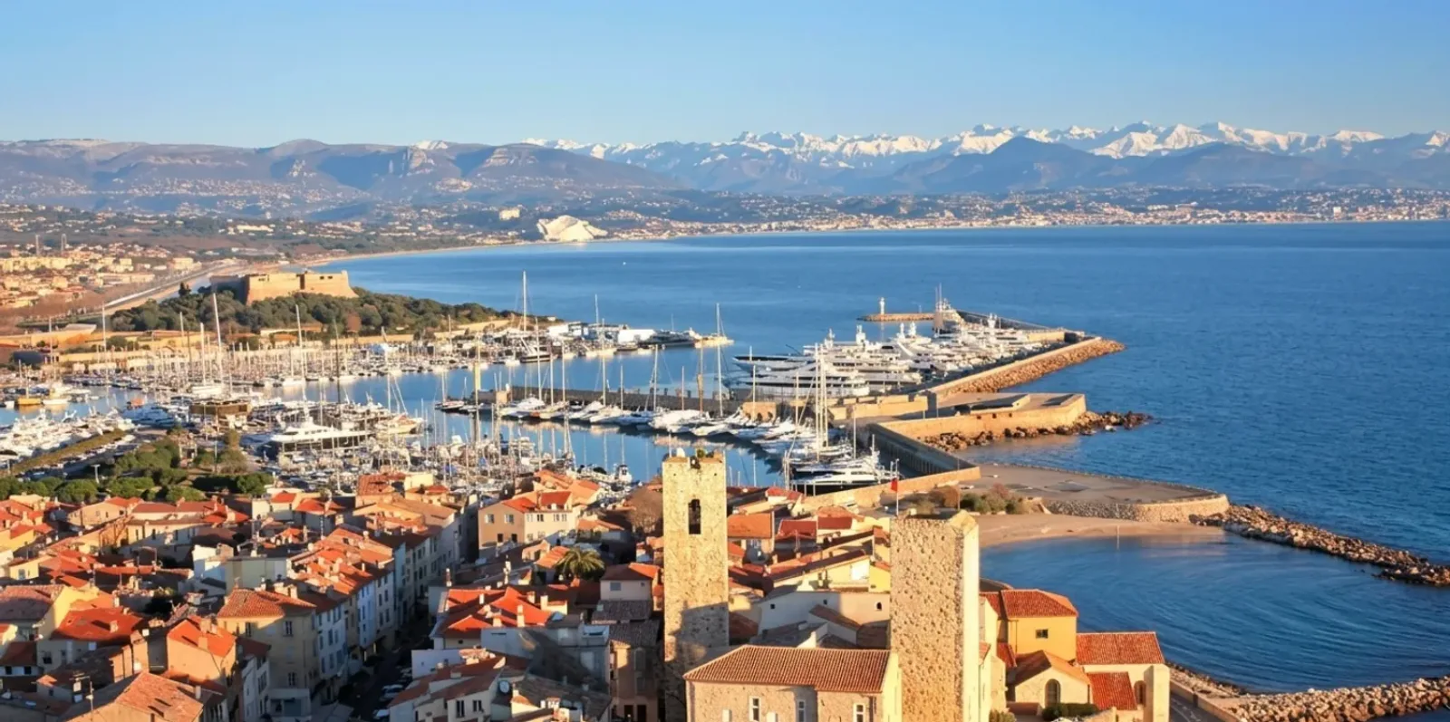 Le vieil Antibes et le port Vauban, Alpes enneigées à l'horizon — un littoral urbanisé entre mer et reliefs