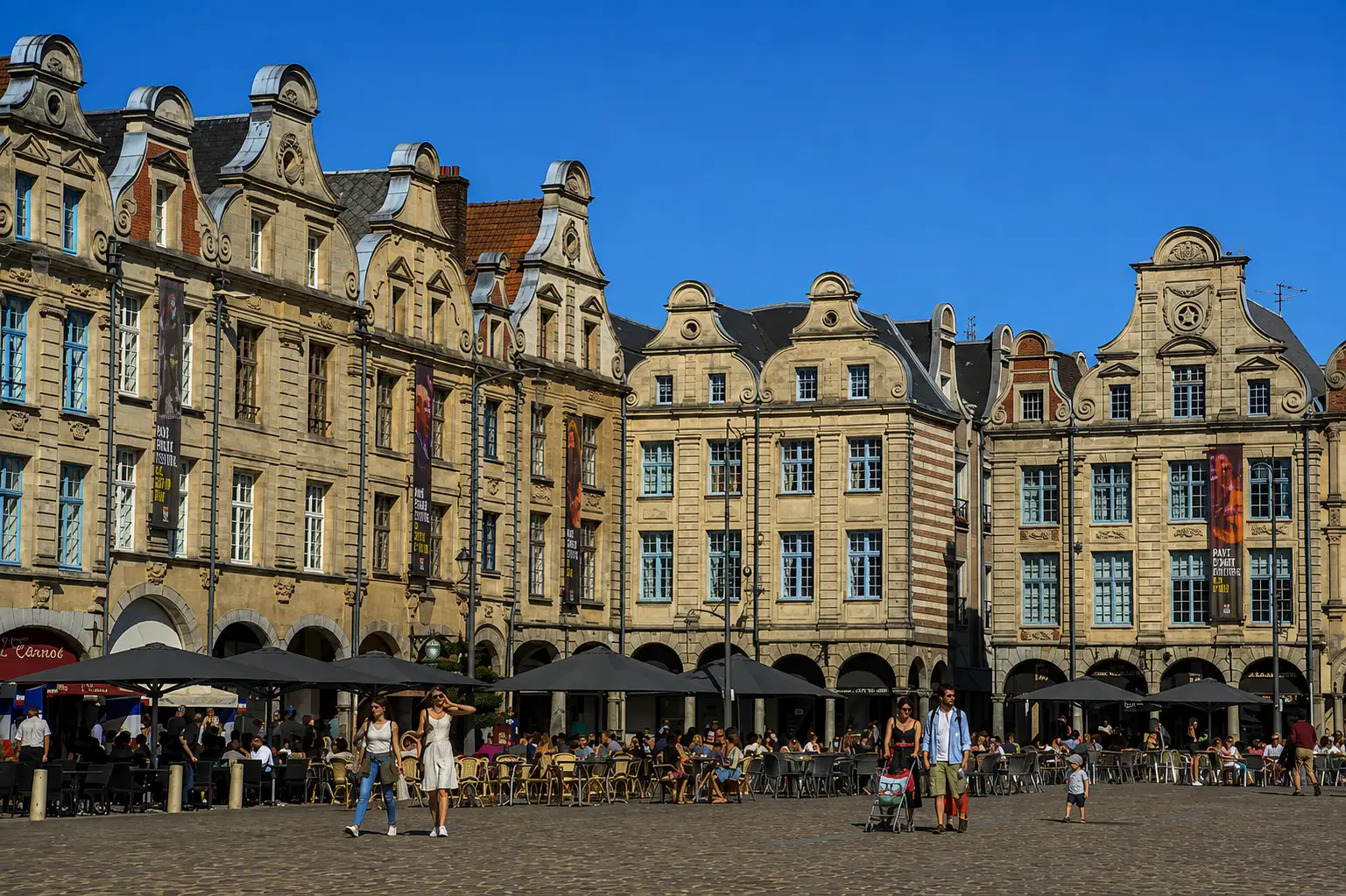 Les façades baroques flamandes des places d'Arras, arcades et pignons sculptés — un centre ancien bâti sur la craie, creusée de boves séculaires