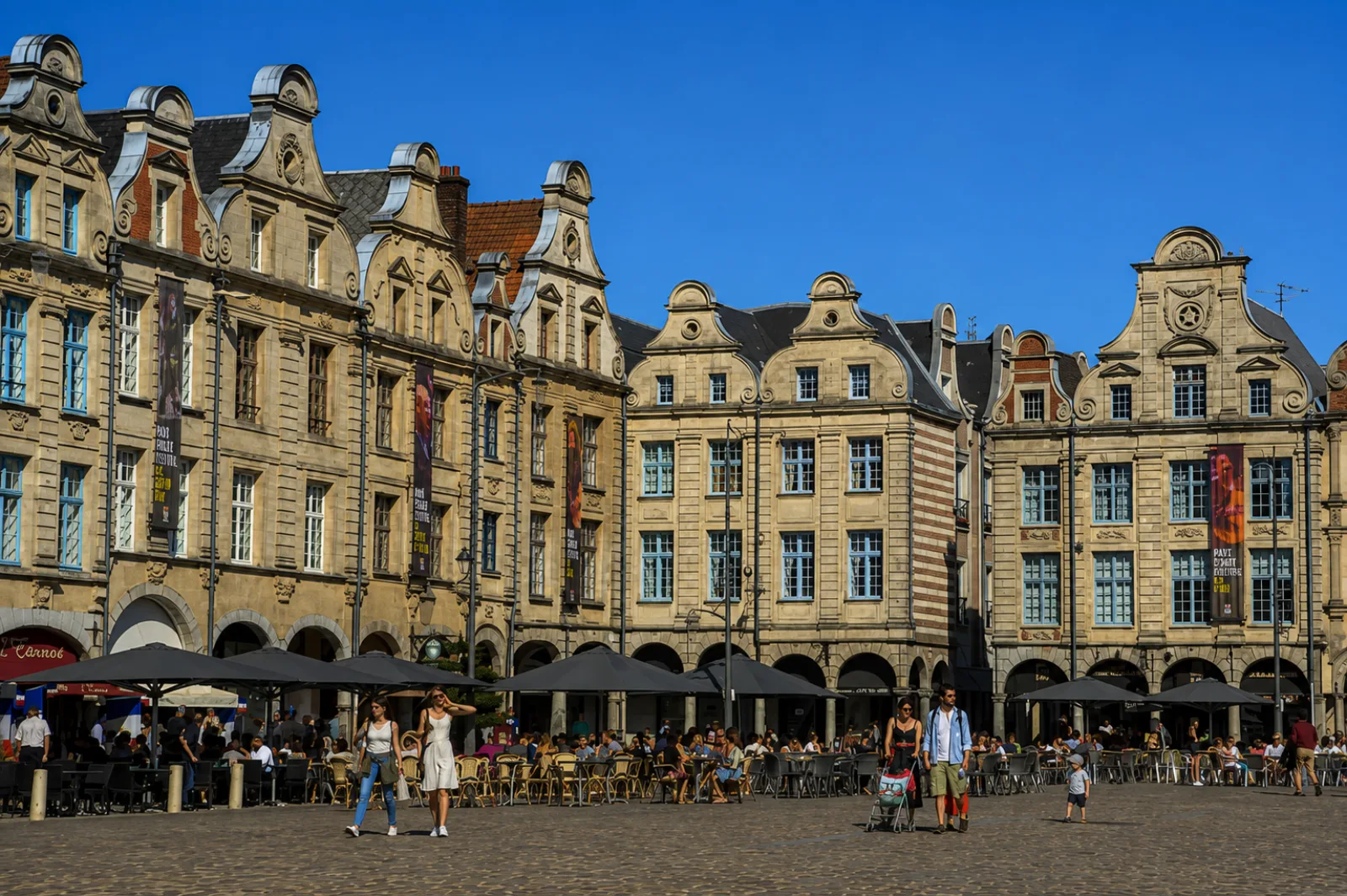 Les façades baroques flamandes des places d'Arras, arcades et pignons sculptés — un centre ancien bâti sur la craie, creusée de boves séculaires