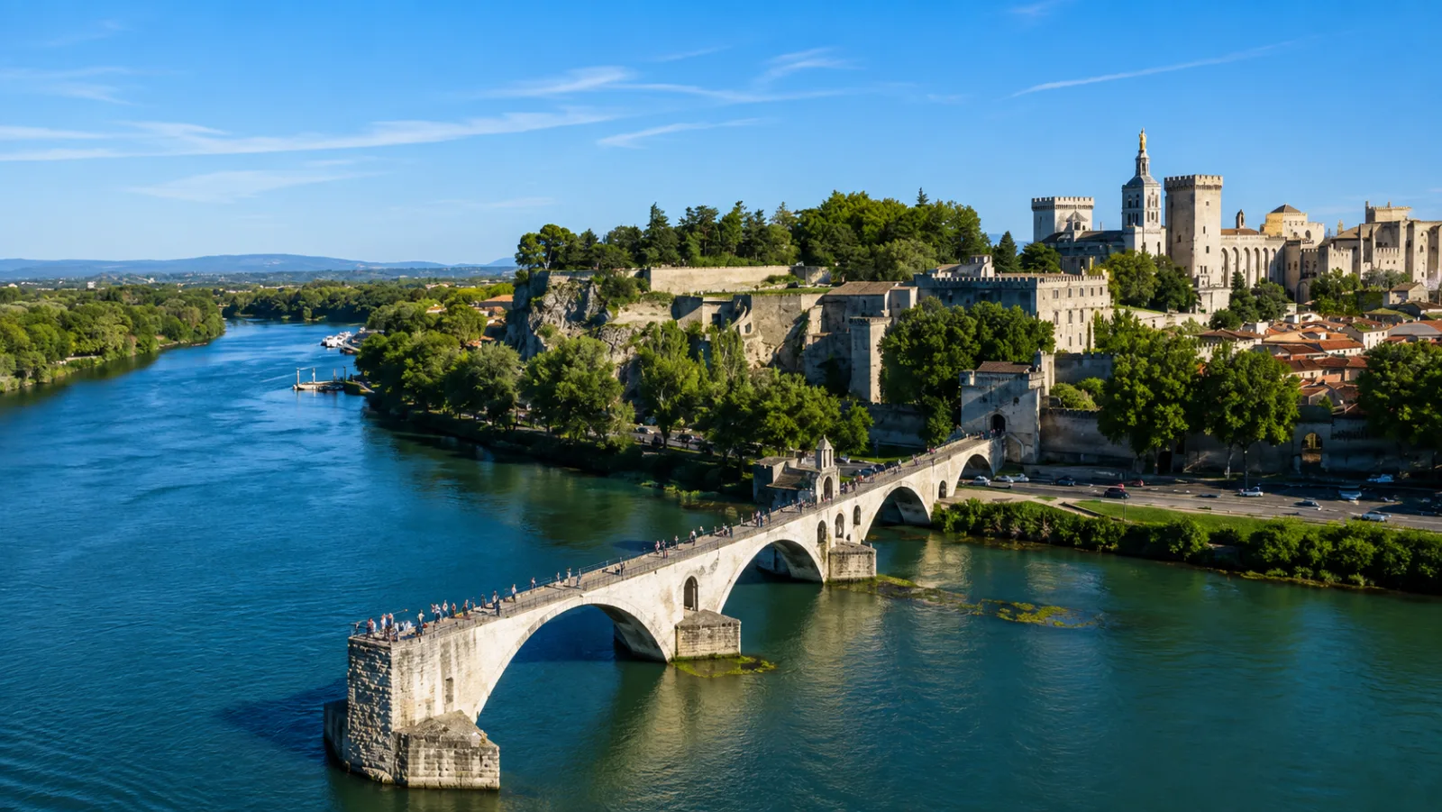 Le pont Saint-Bénézet et le palais des Papes à Avignon — l'ouvrage inachevé raconte les crues du Rhône : fonder au bord d'un fleuve ne pardonne pas l'à-peu-près