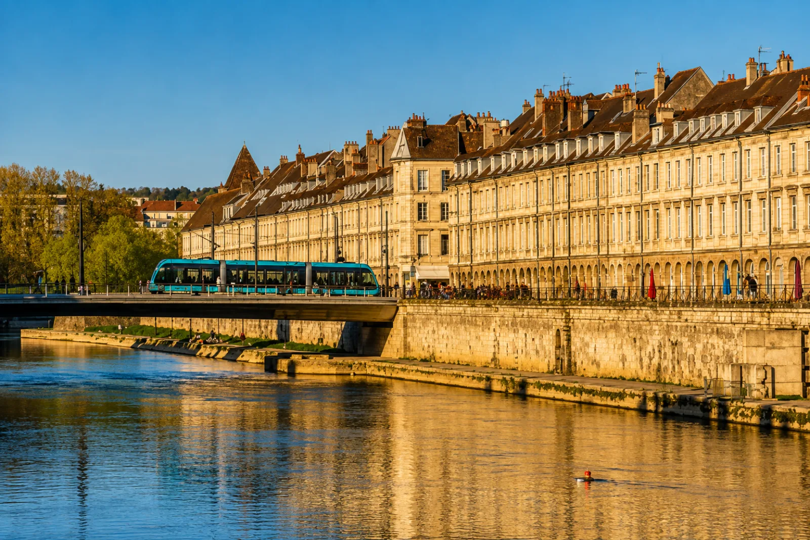 Les quais du Doubs dans la Boucle de Besançon, le tram franchissant la rivière — une ville de calcaire jurassien enserrée par son méandre
