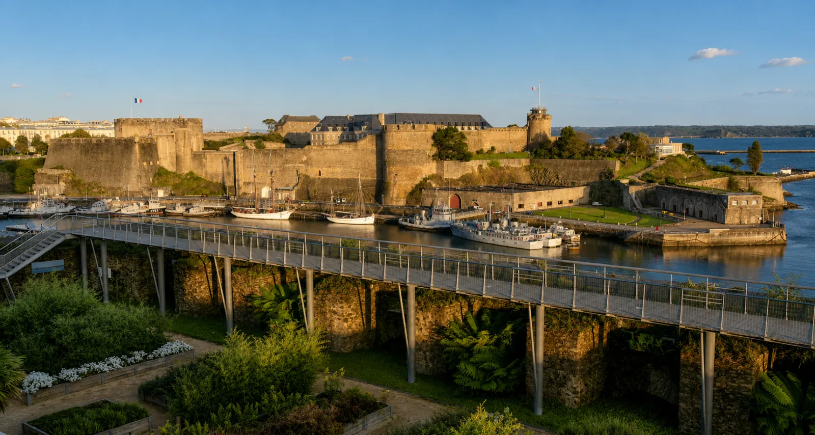 Le château de Brest au-dessus de la Penfeld — une forteresse ancrée sur l'éperon rocheux qui commande l'entrée de la rade, au-dessus d'un port encaissé