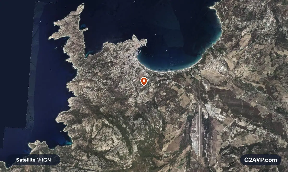 Vue satellite (orthophoto IGN) du secteur de Calvi, même emprise que la carte géologique