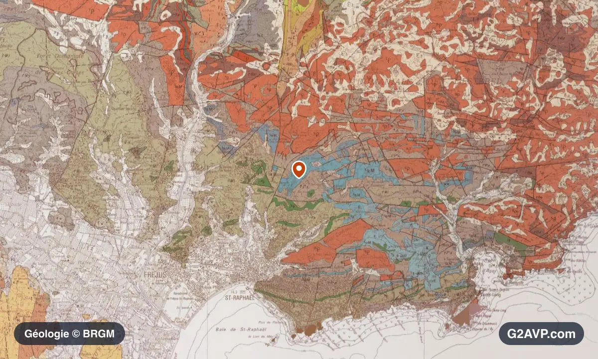 Carte géologique BRGM au 1/50 000 du secteur de Fréjus : sables en formations dominantes, repère au centre de la commune