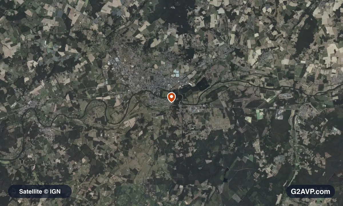 Vue satellite (orthophoto IGN) du secteur de La Flèche, même emprise que la carte géologique