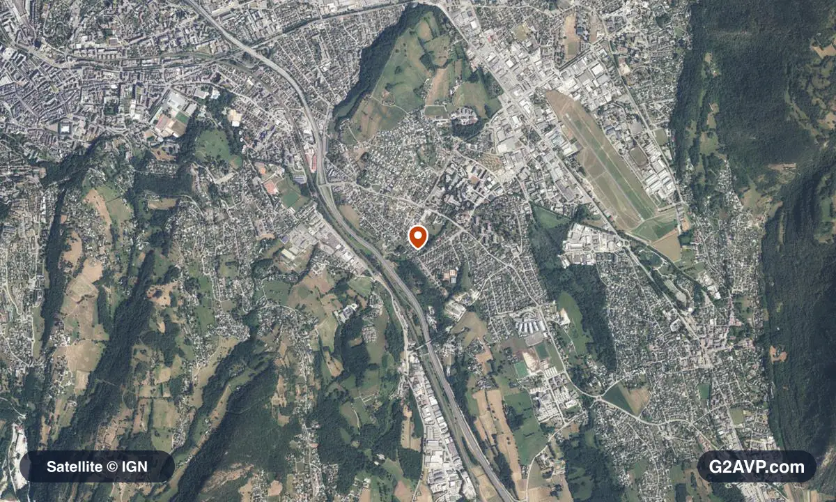 Vue satellite (orthophoto IGN) du secteur de La Ravoire, même emprise que la carte géologique