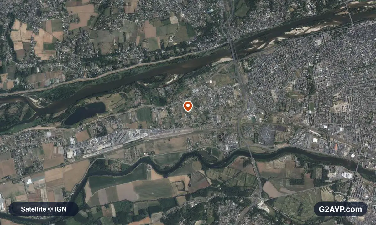 Vue satellite (orthophoto IGN) du secteur de La Riche, même emprise que la carte géologique