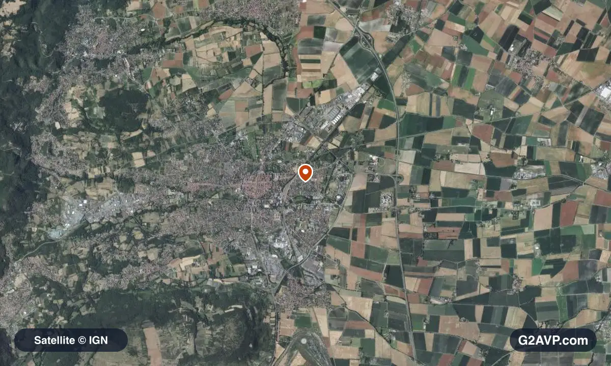 Vue satellite (orthophoto IGN) du secteur de Riom, même emprise que la carte géologique