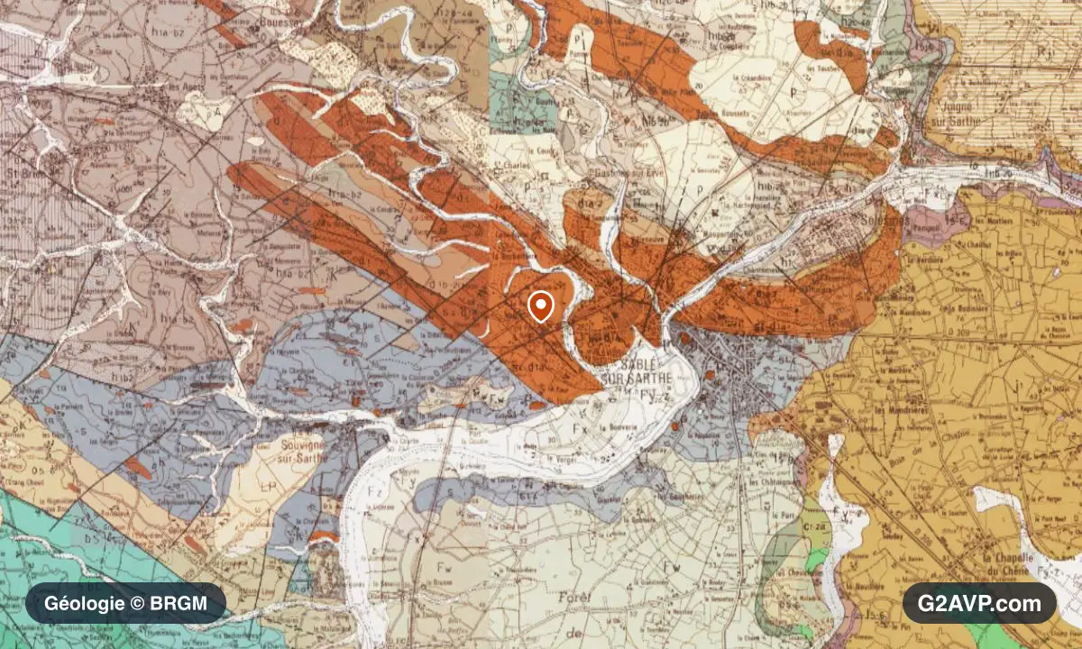Carte géologique BRGM au 1/50 000 du secteur de Sablé-sur-Sarthe : calcaires, marnes et gypse en formations dominantes, repère au centre de la commune