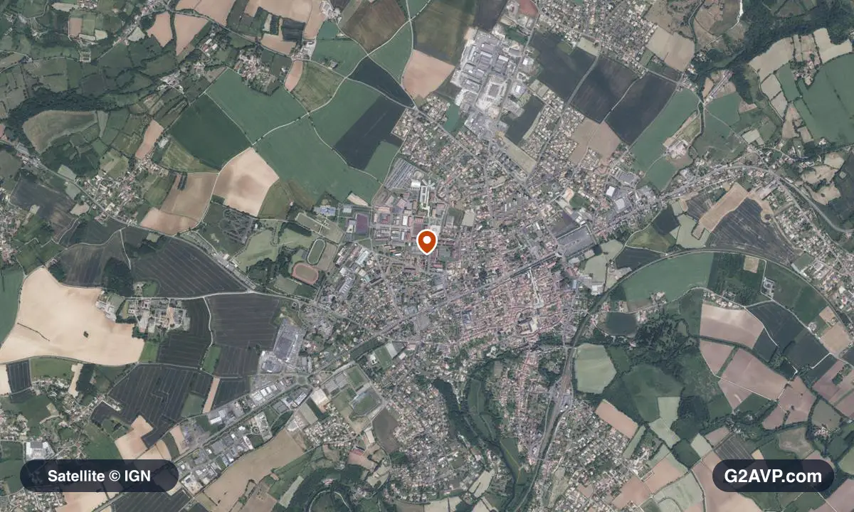 Vue satellite (orthophoto IGN) du secteur de Saint-Maixent-l'École, même emprise que la carte géologique