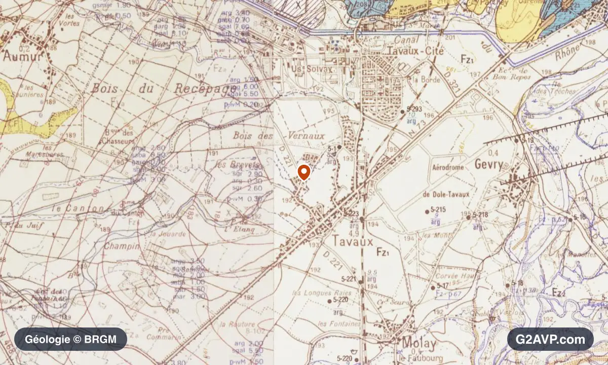 Carte géologique BRGM au 1/50 000 du secteur de Tavaux : sables en formations dominantes, repère au centre de la commune
