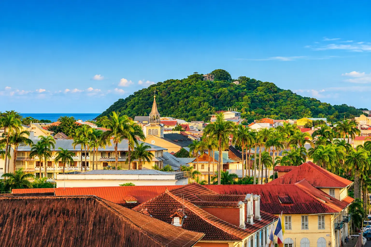 Les toits de la vieille ville de Cayenne et le morne boisé qui la domine — bâti colonial de la frange littorale guyanaise