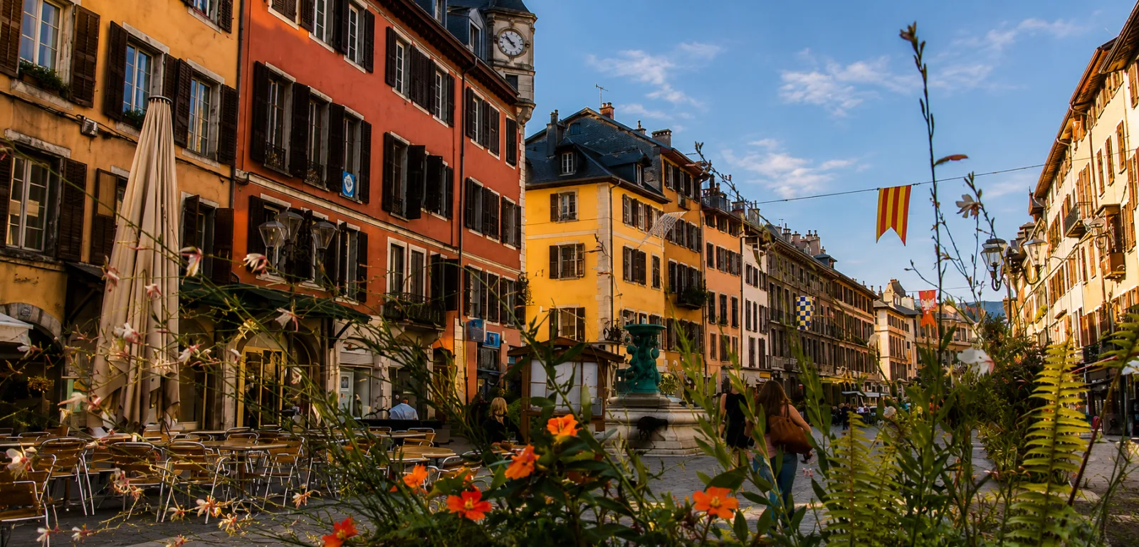 Façades colorées et tour d'horloge dans la vieille ville de Chambéry — la capitale savoyarde bâtie dans sa cluse, entre Bauges et Chartreuse
