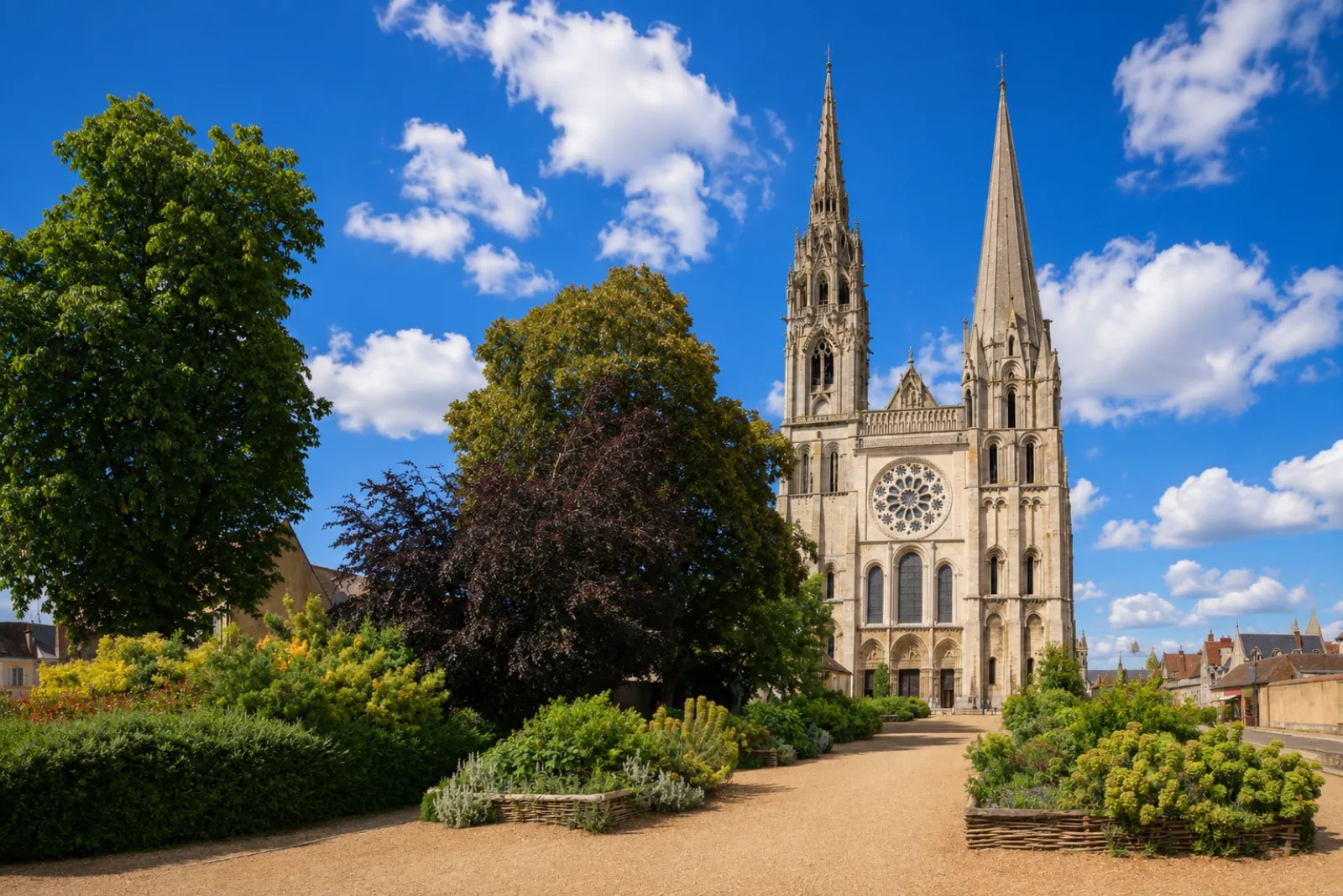 La façade ouest de la cathédrale de Chartres et ses deux flèches dissemblables, la romane et la flamboyante, au-dessus de la ville en rebord du plateau beauceron