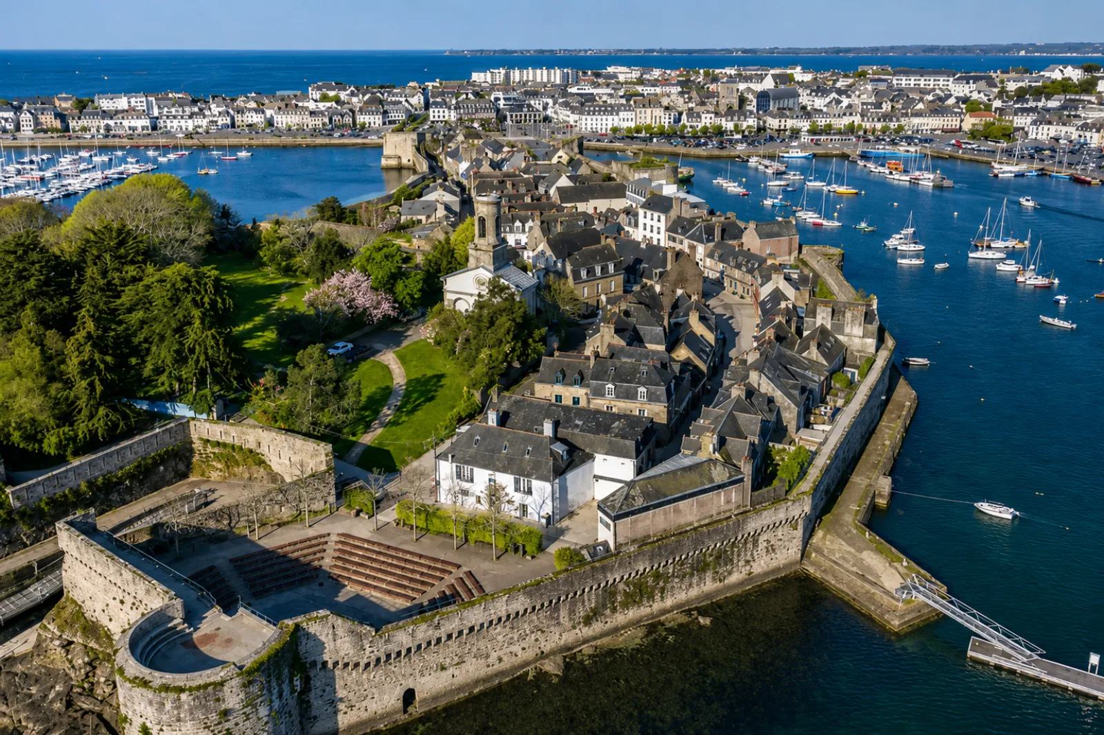 La Ville Close de Concarneau sur son îlot — remparts de granit fondés au ras de l'eau, entre port et marées