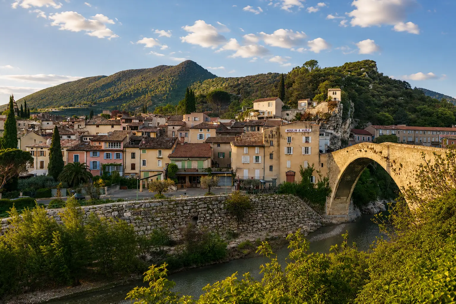 Nyons et son pont Roman sur l'Eygues, au pied du rocher — la capitale de l'olive dans la Drôme provençale, relief karstique et terrasses en balcon