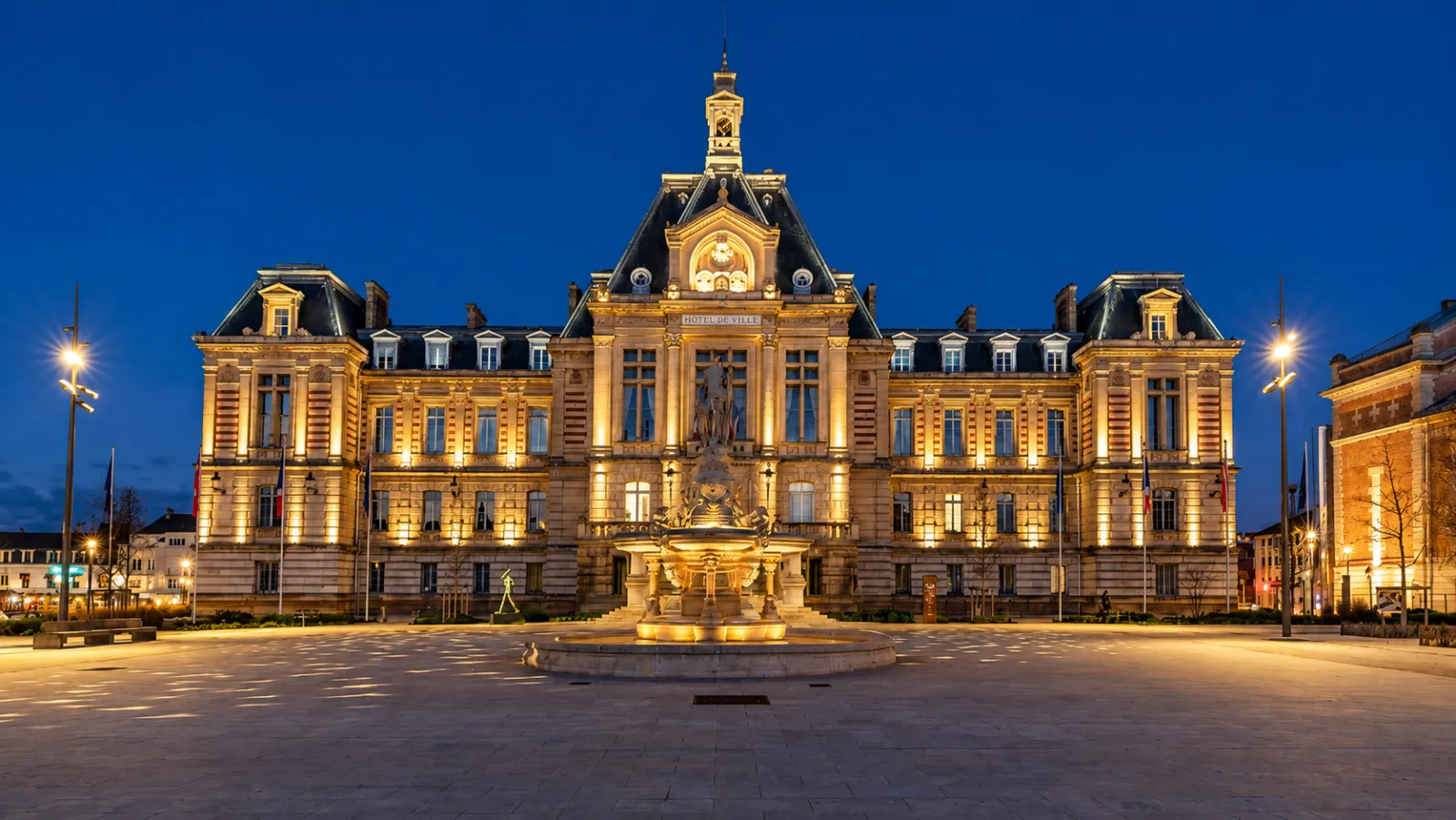 L'hôtel de ville d'Évreux et sa fontaine à la nuit tombée — la préfecture de l'Eure, bâtie dans la vallée de l'Iton