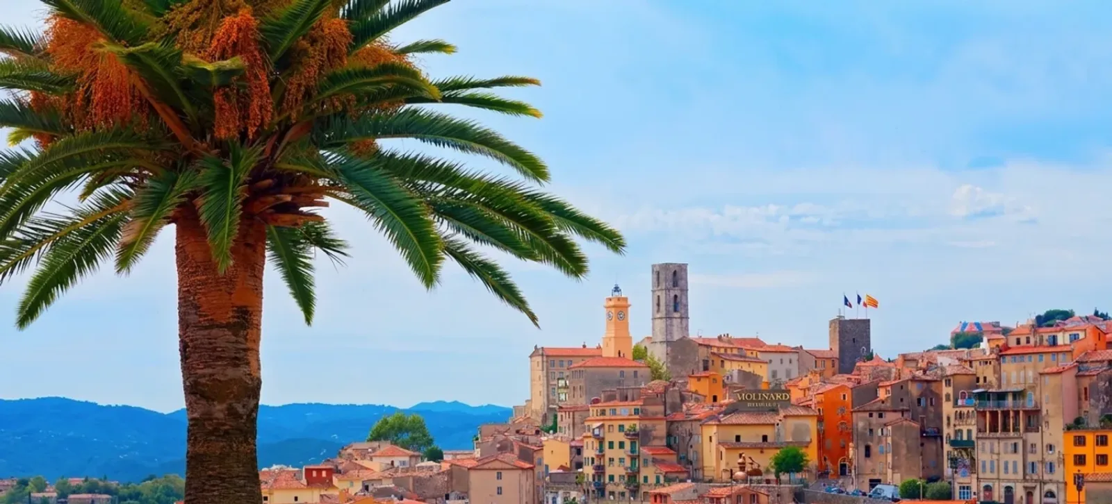 Grasse étagée sur son coteau — la vieille ville accrochée aux pentes du pays grassois
