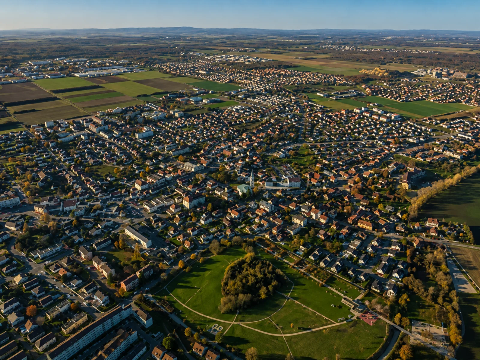 Kingersheim vue du ciel — un tissu pavillonnaire dense cerné de terres agricoles, dans la plaine au nord de Mulhouse