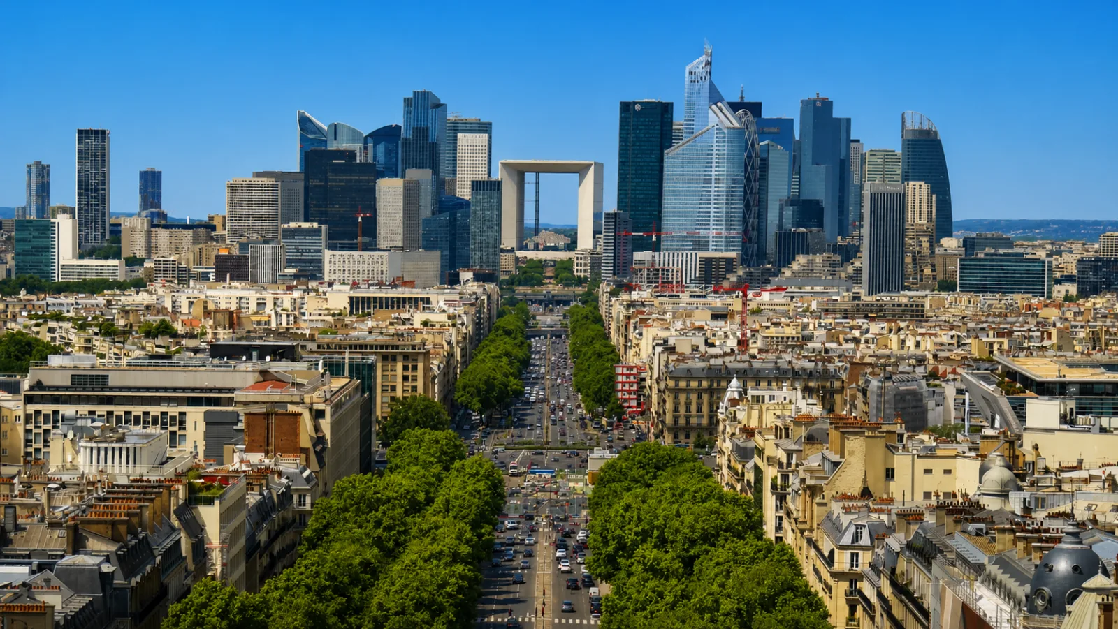 La Défense au bout de l'axe historique, vue depuis l'Arc de Triomphe — un quartier de tours dont les fondations descendent bien plus bas que la dalle qui les porte