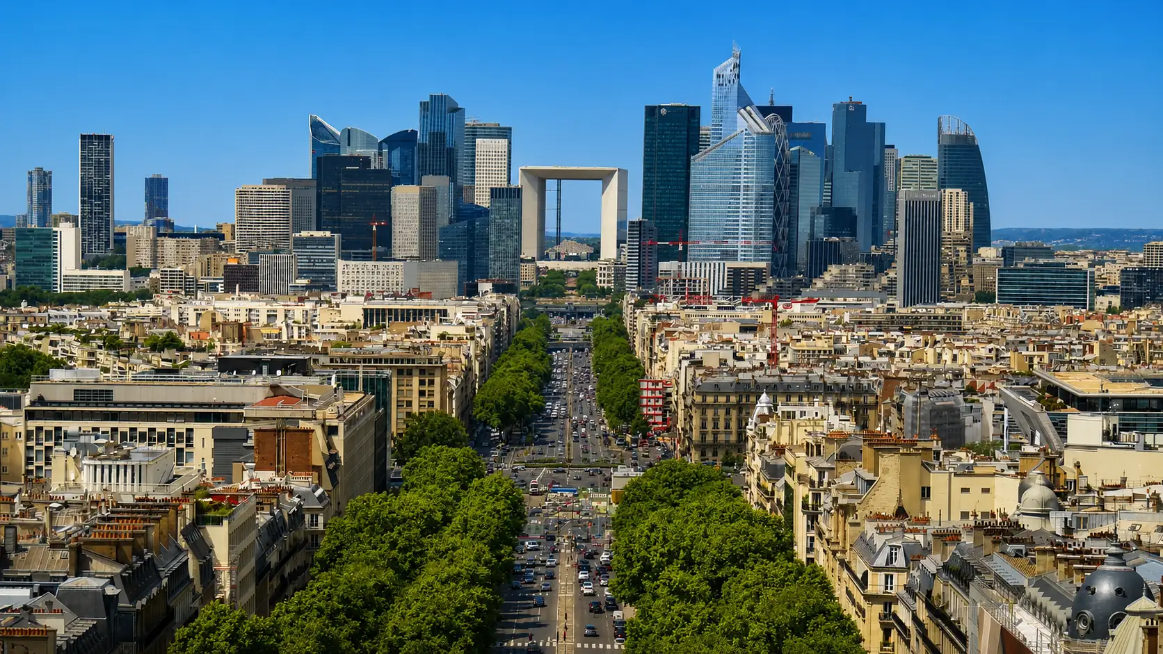 La Défense au bout de l'axe historique, vue depuis l'Arc de Triomphe — un quartier de tours dont les fondations descendent bien plus bas que la dalle qui les porte