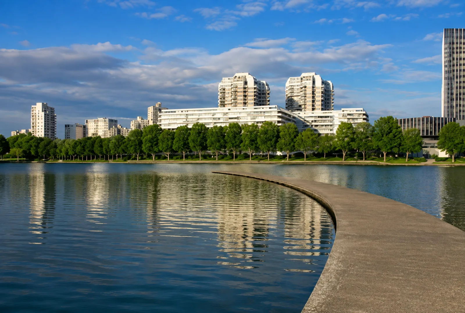 La jetée du lac de Créteil et les immeubles de la rive — un plan d'eau né de l'extraction du gypse et des graviers, dans la boucle de la Marne