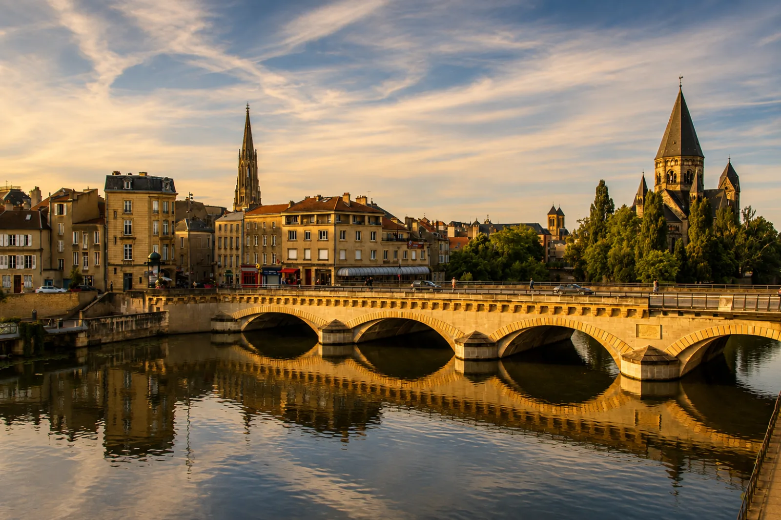 Le pont de pierre sur la Moselle et le temple Neuf dans la lumière du soir — Metz, ville d'eau bâtie entre les bras du fleuve