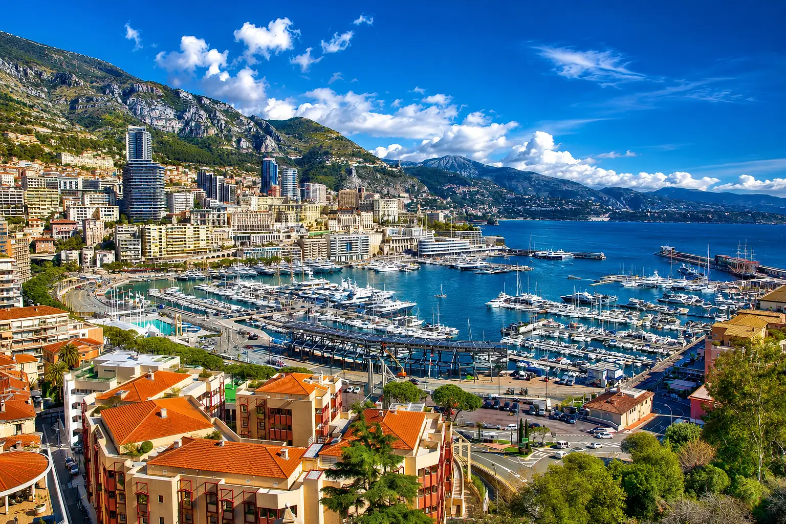 Le port Hercule et Monte-Carlo — la Principauté construite en amphithéâtre au pied des reliefs calcaires