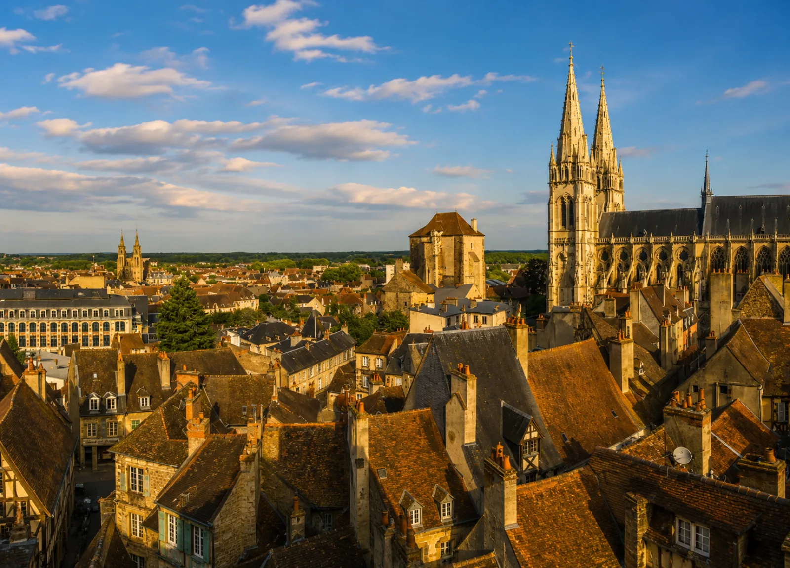 Les toits de Moulins sous les flèches de la cathédrale et la Mal-Coiffée — le vieux Bourbonnais entre rivière Allier et bocage