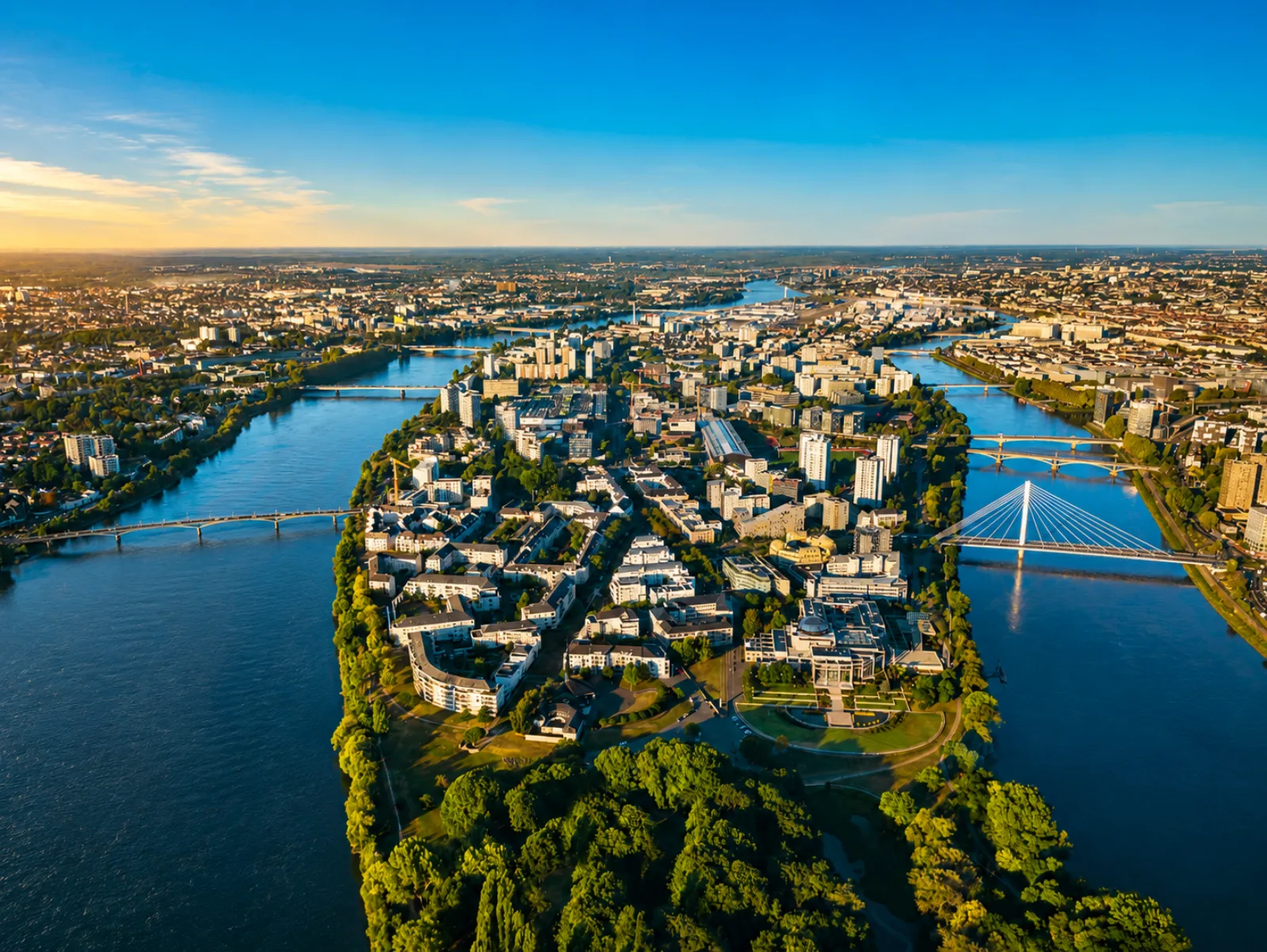 L'île de Nantes entre les deux bras de la Loire — le site même où le nouveau CHU ancre ses fondations profondes dans les alluvions