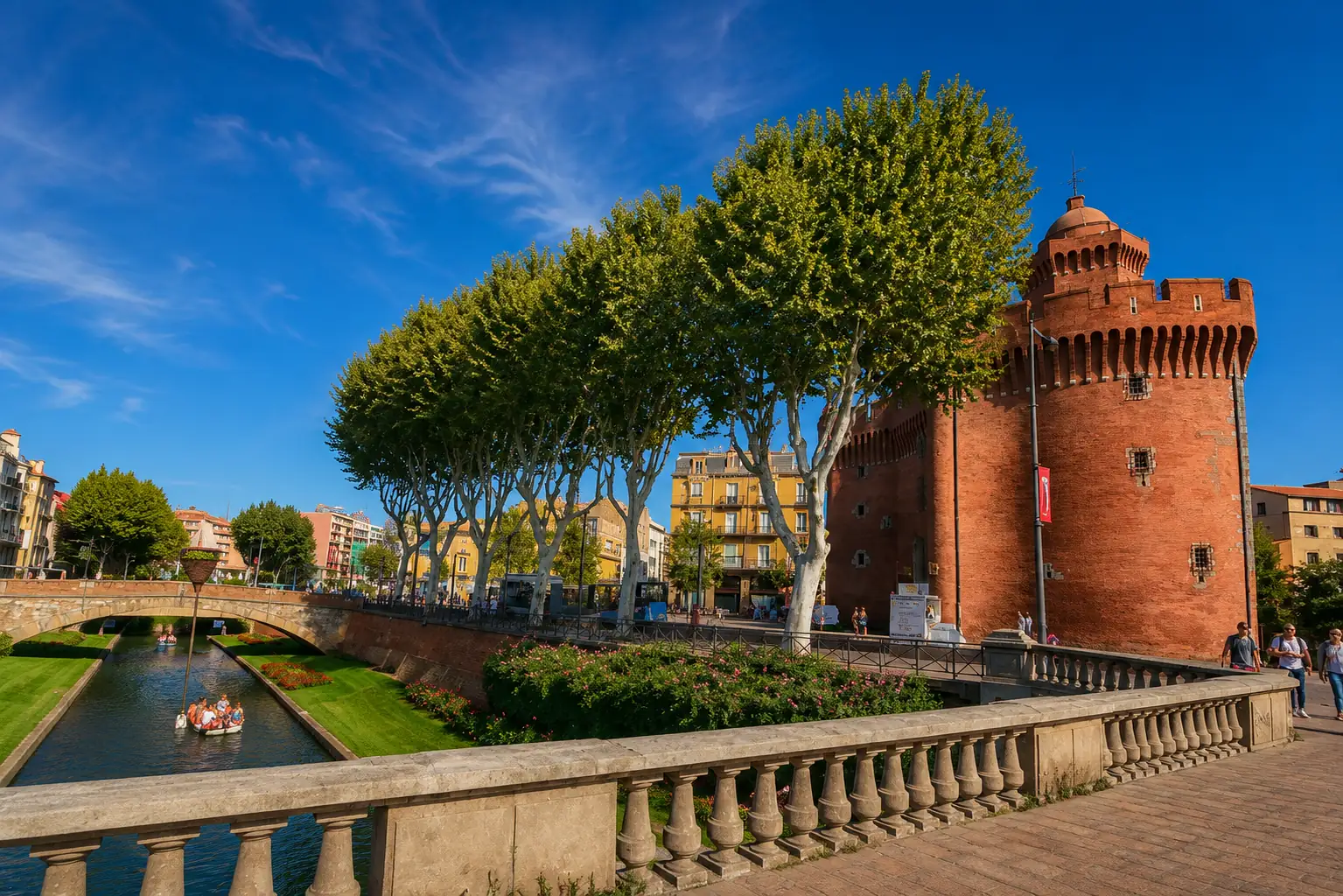 Le Castillet de briques rouges au-dessus de la Basse à Perpignan — la capitale catalane dans la plaine du Roussillon