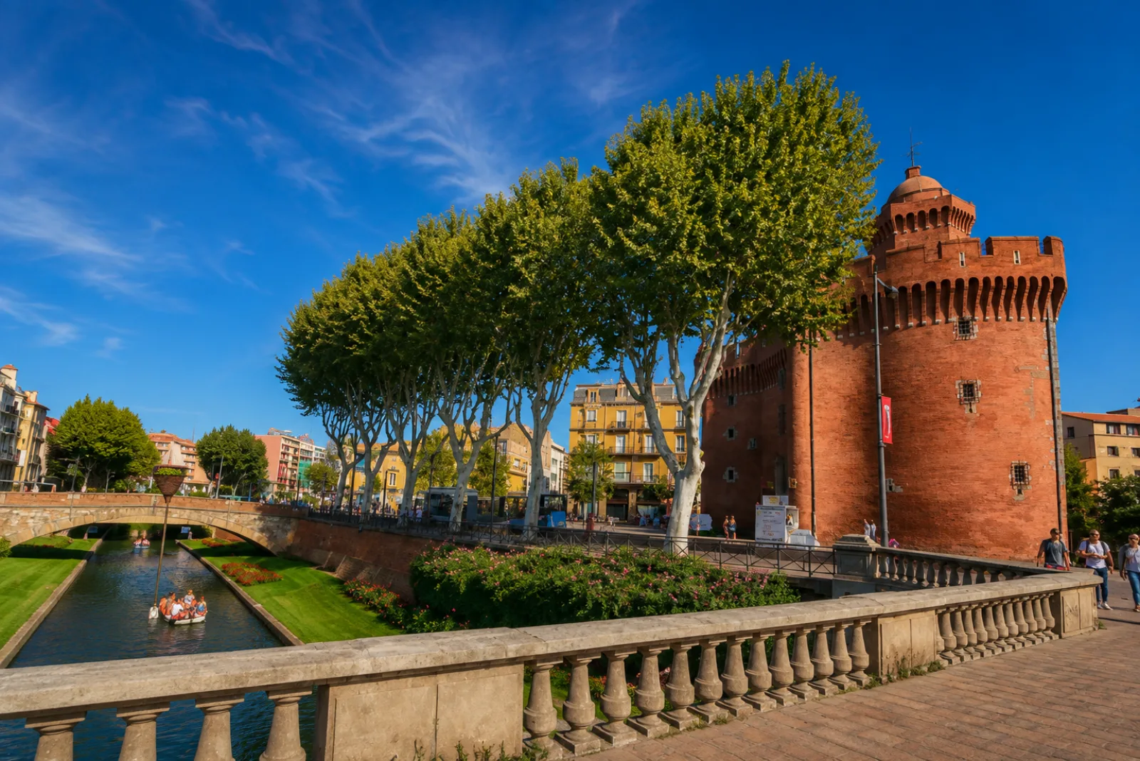 Le Castillet de briques rouges au-dessus de la Basse à Perpignan — la capitale catalane dans la plaine du Roussillon