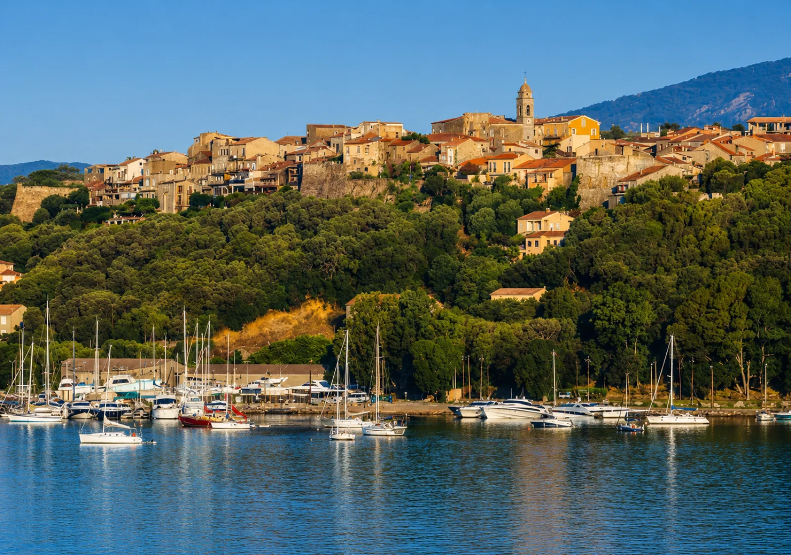 La haute ville de Porto-Vecchio et ses remparts génois, perchées sur leur promontoire au-dessus de la marine et du port de plaisance