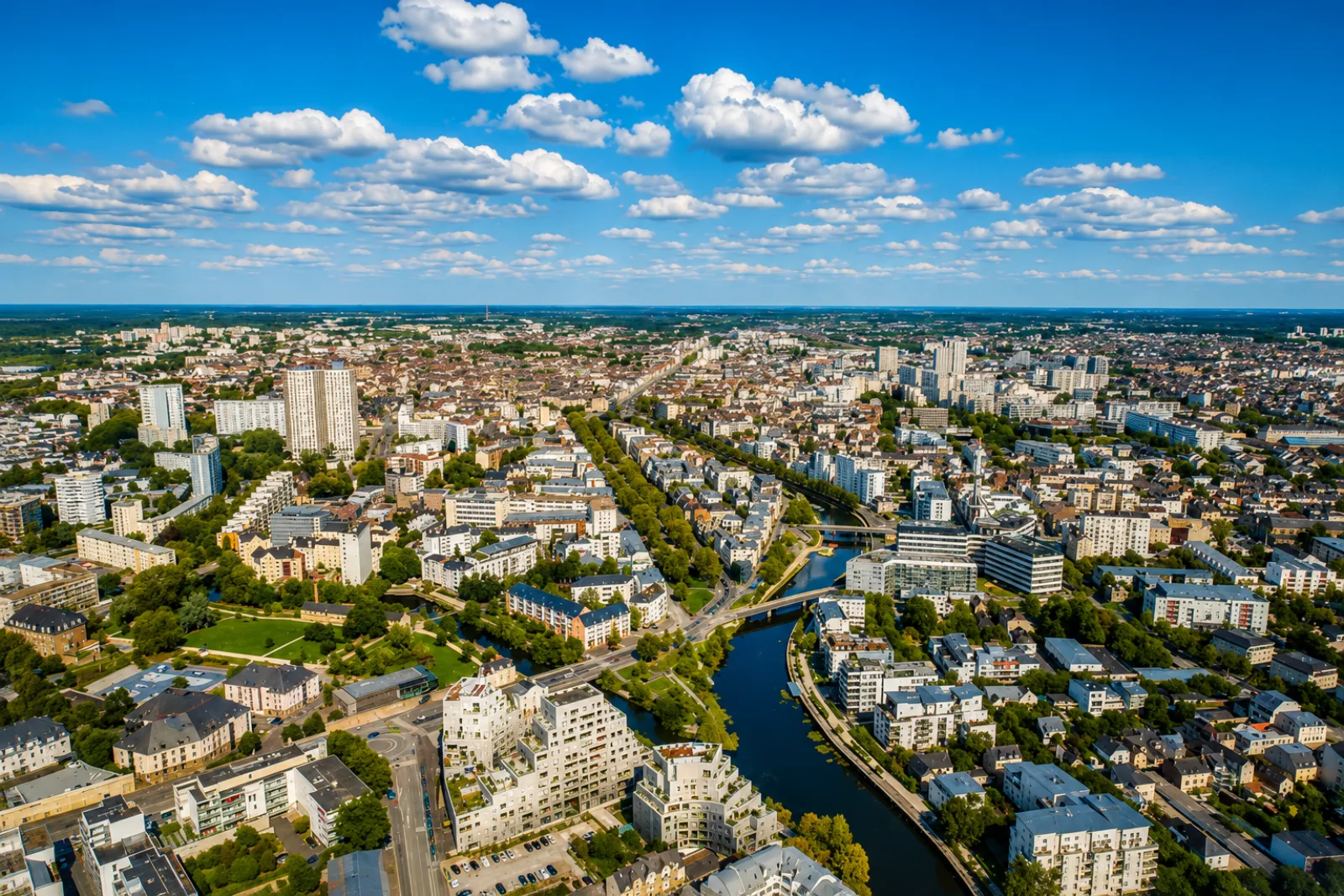 Vue aérienne de Rennes — la Vilaine traversant un tissu urbain dense, au cœur du bassin rennais