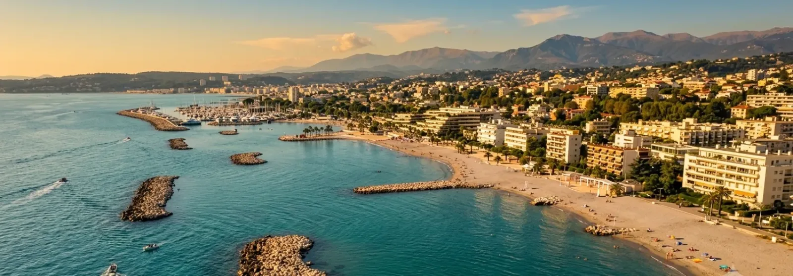 Le littoral de Saint-Laurent-du-Var — plages, épis et urbanisation dense près de l'embouchure du Var