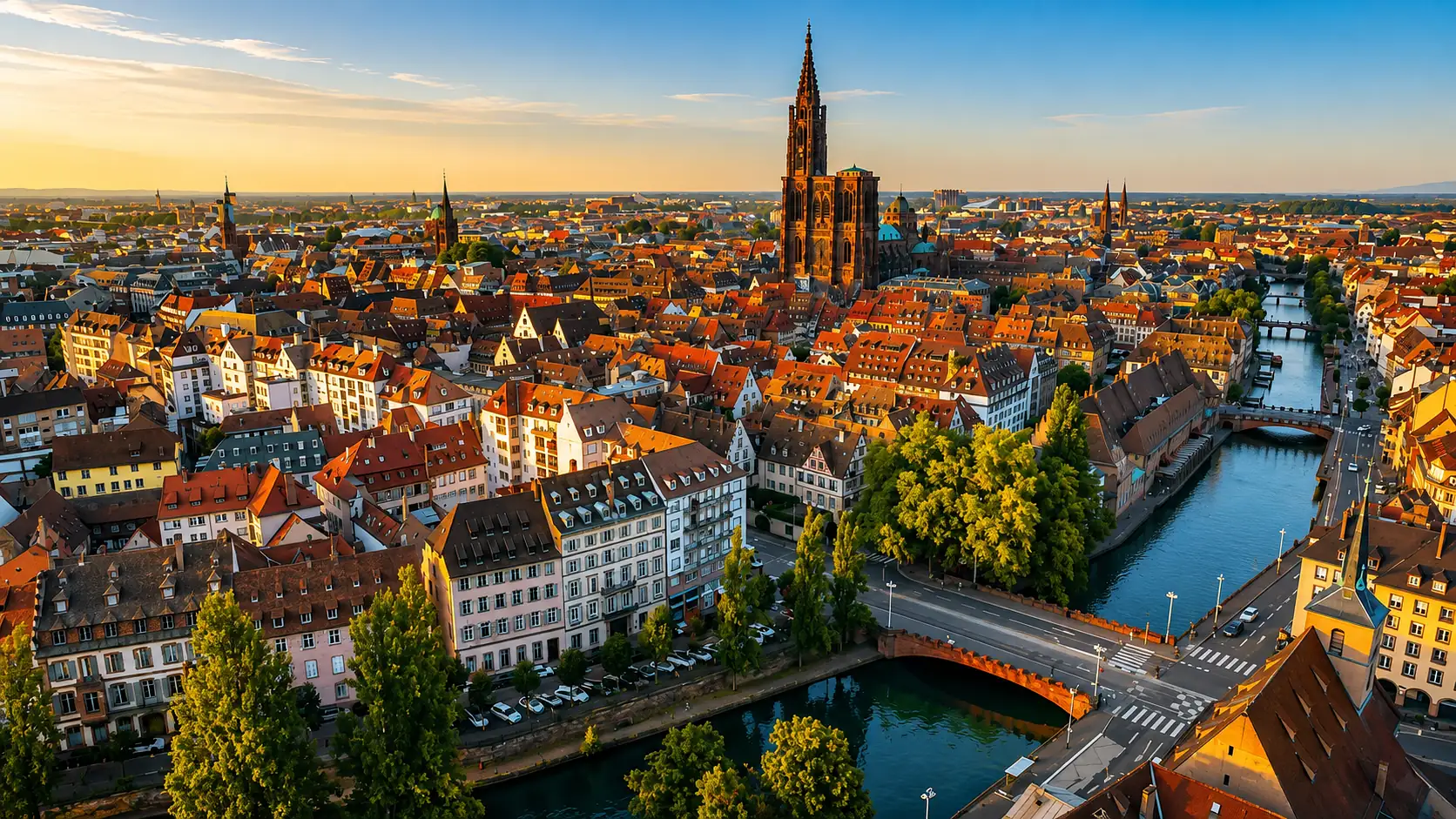 Strasbourg au couchant — la cathédrale dominant les toits et l'Ill, une ville bâtie dans la plaine alluviale du fossé rhénan