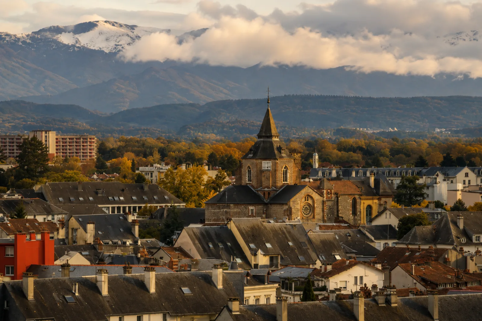Les toits de Tarbes sous les premières neiges des Pyrénées — la préfecture des Hautes-Pyrénées dans la plaine de l'Adour, au pied des massifs