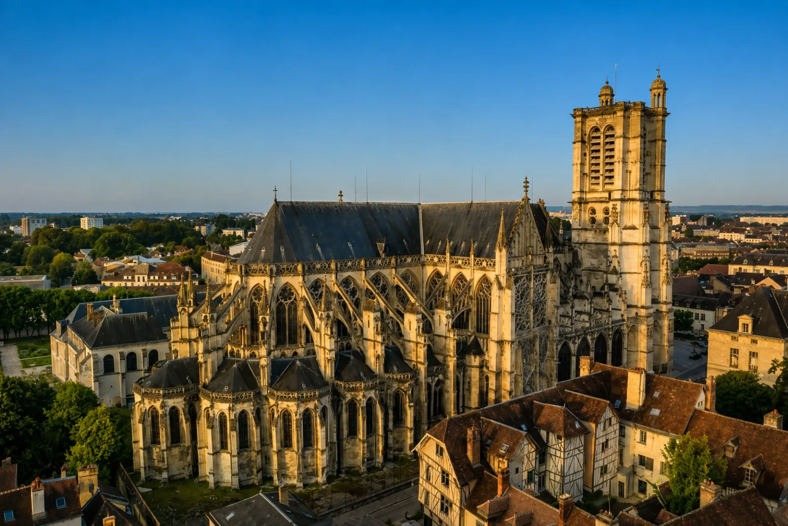 La cathédrale de Troyes, sa tour unique et son chevet à chapelles rayonnantes, au-dessus des toits de tuiles et des maisons à colombages du centre ancien