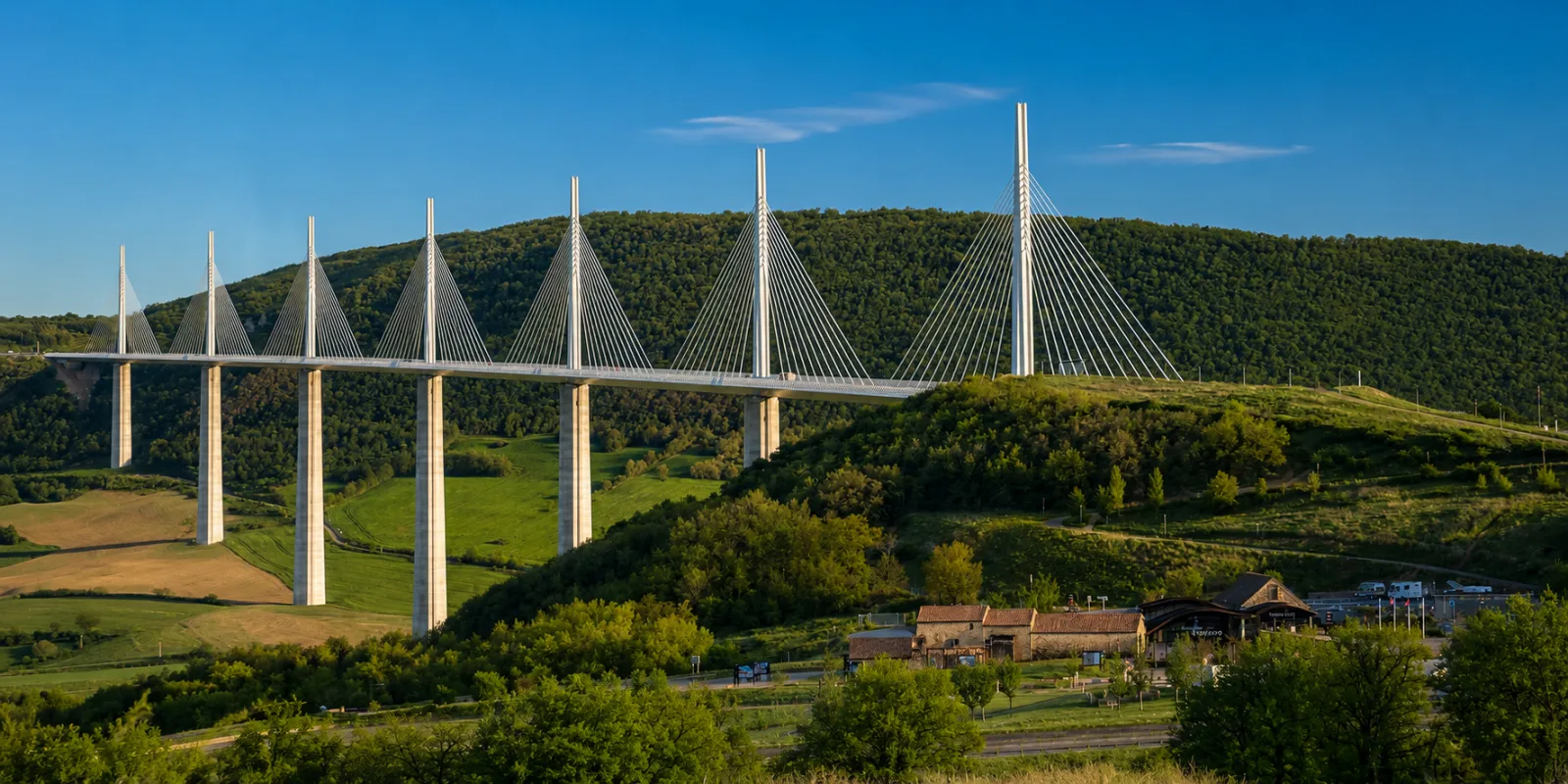 Le viaduc de Millau franchissant la vallée du Tarn — des piles élancées fondées dans le calcaire des causses, très au-dessus des versants