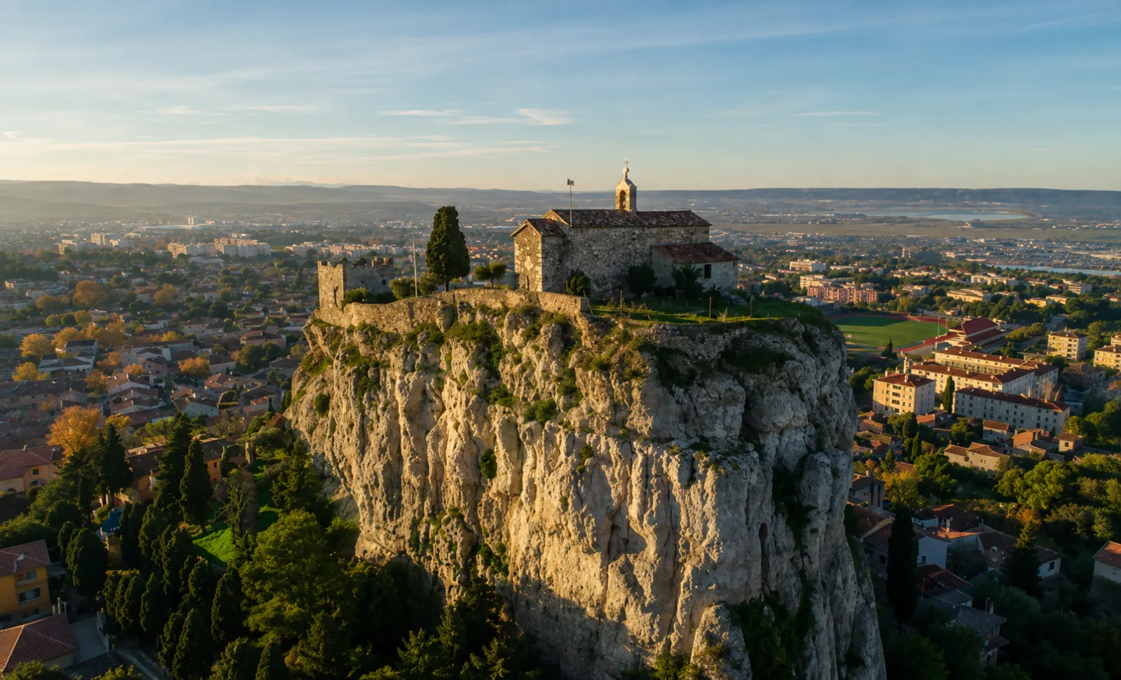 Le rocher de Vitrolles et sa chapelle — un éperon rocheux dressé de plusieurs dizaines de mètres au-dessus de la ville, l'étang de Berre à l'horizon